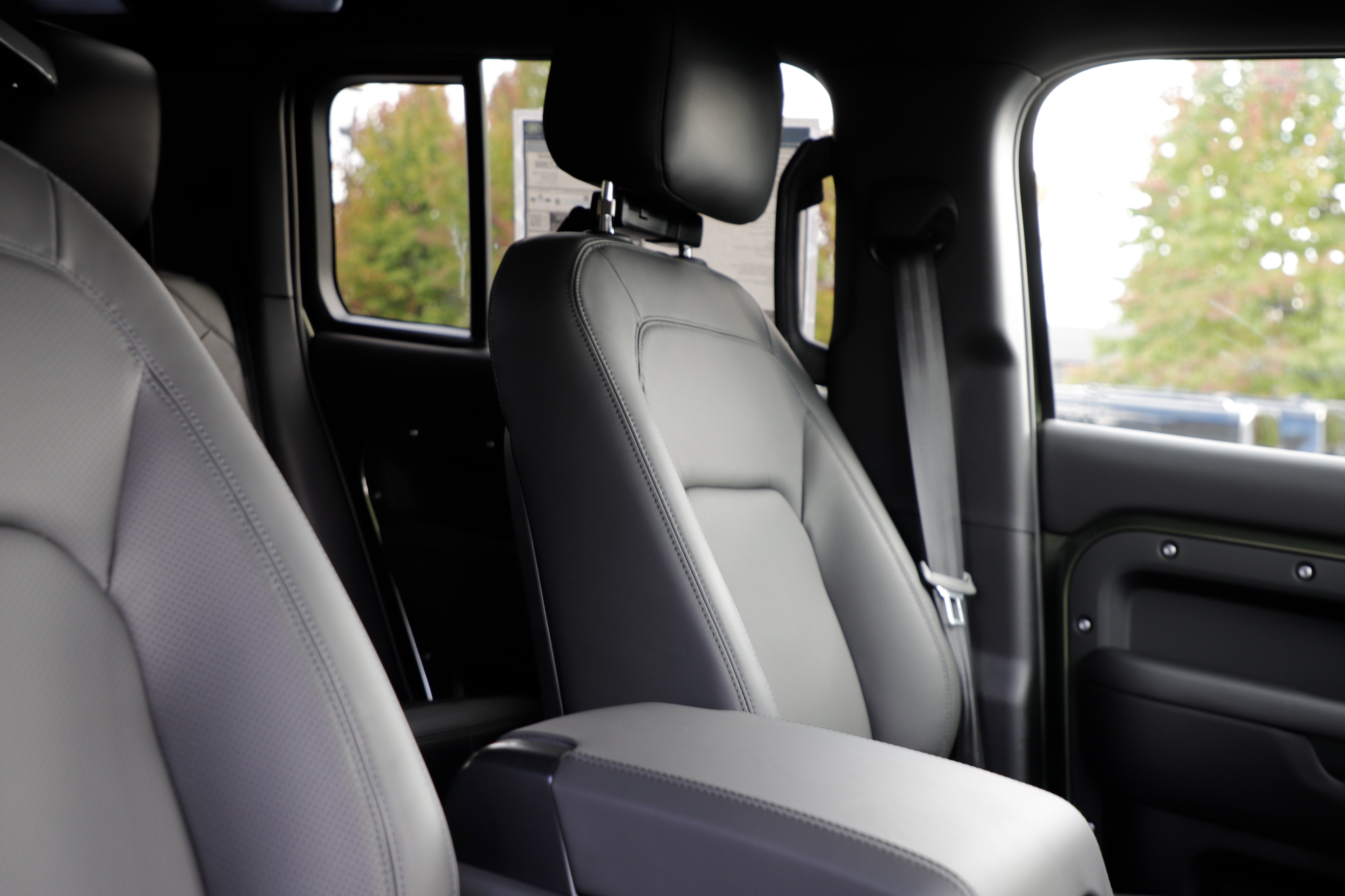 New 2026 Land Rover Defender 110 X-Dynamic SE AWD/4WD image 16