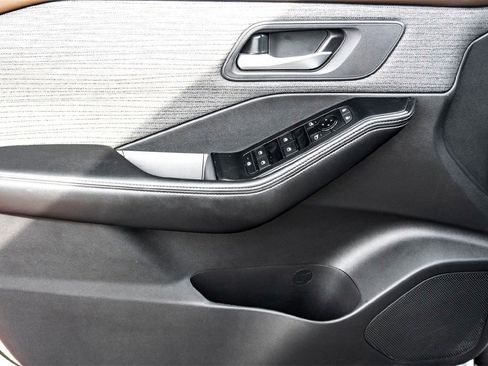 Used 2023 Nissan Rogue SV image 10