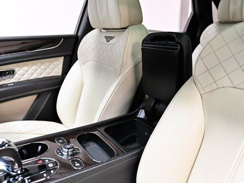 Used 2018 Bentley Bentayga AWD/4WD image 23