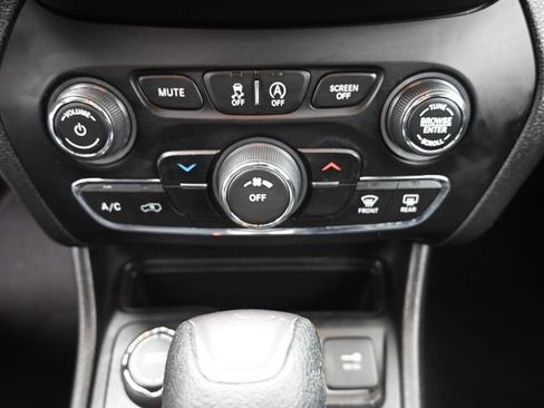 Used 2019 Jeep Cherokee Latitude w/ Popular Appearance Group image 9