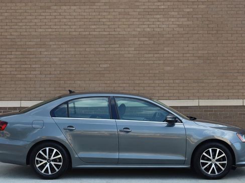 Used 2017 Volkswagen Jetta SE FWD image 3