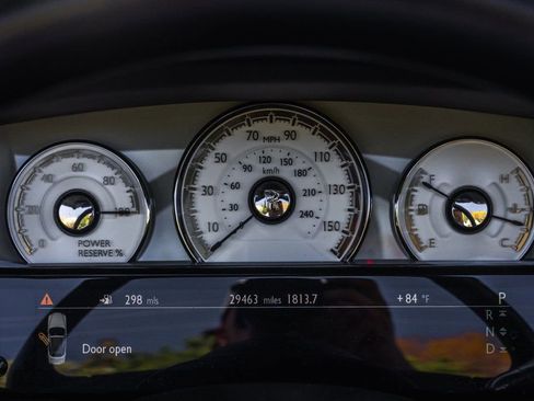 Used 2019 Rolls-Royce Dawn RWD image 18