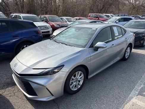 Used 2025 Toyota Camry LE image 4