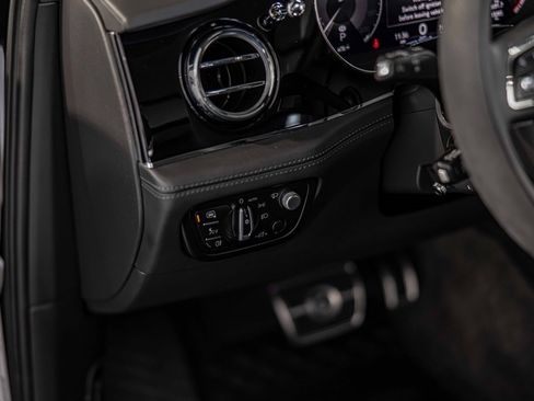 Used 2022 Bentley Bentayga image 21