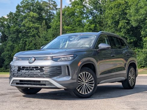Used 2025 Volkswagen Tiguan S w/ 18" Wheel Package FWD image 4