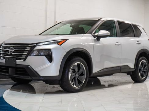 Used 2025 Nissan Rogue SV AWD/4WD image 4