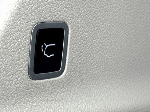 Used 2023 Chrysler Pacifica Touring-L FWD image 22