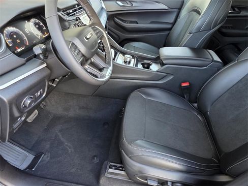 New 2025 Jeep Grand Cherokee Altitude image 7