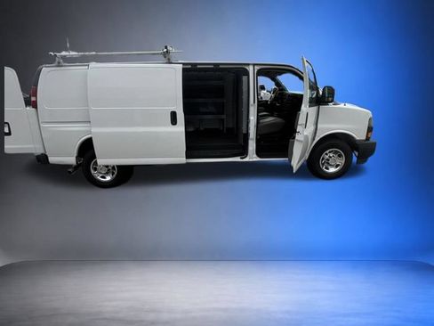 Used 2018 Chevrolet Express 3500 Extended w/ Driver Convenience Package RWD image 16