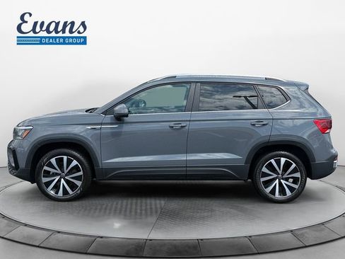 Used 2024 Volkswagen Taos SE w/ Panoramic Sunroof Package FWD image 3