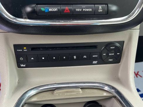 Used 2014 Chrysler Town & Country Touring w/ Driver Convenience Group image 10