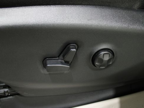 Used 2024 Chrysler Pacifica Limited image 4