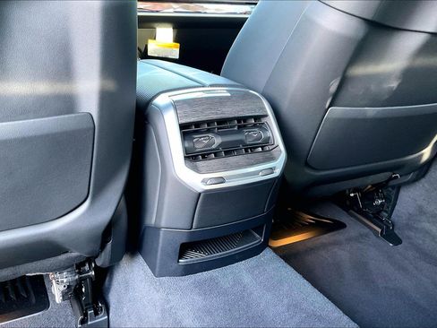 Used 2025 BMW i7 xDrive60 w/ Executive Package image 33