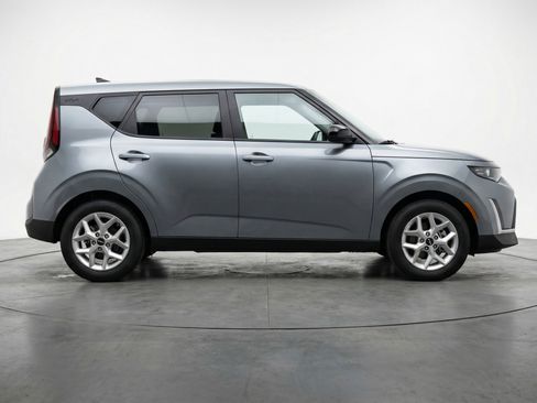 Used 2025 Kia Soul LX w/ LX Technology Package FWD image 11
