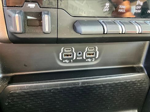 Used 2020 RAM 1500 Laramie AWD/4WD image 17