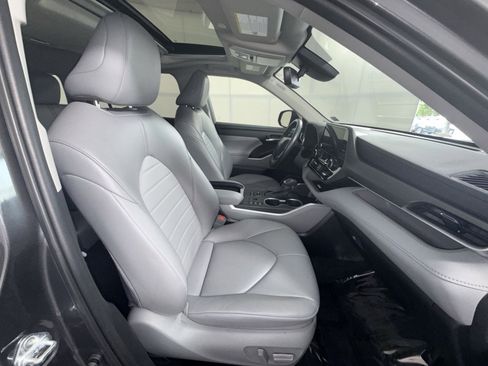 Used 2023 Toyota Highlander XLE AWD/4WD image 28