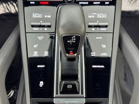 Used 2022 Porsche Cayenne Platinum Edition image 32