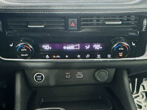 Used 2022 Nissan Rogue SV w/ SV Premium Package image 16