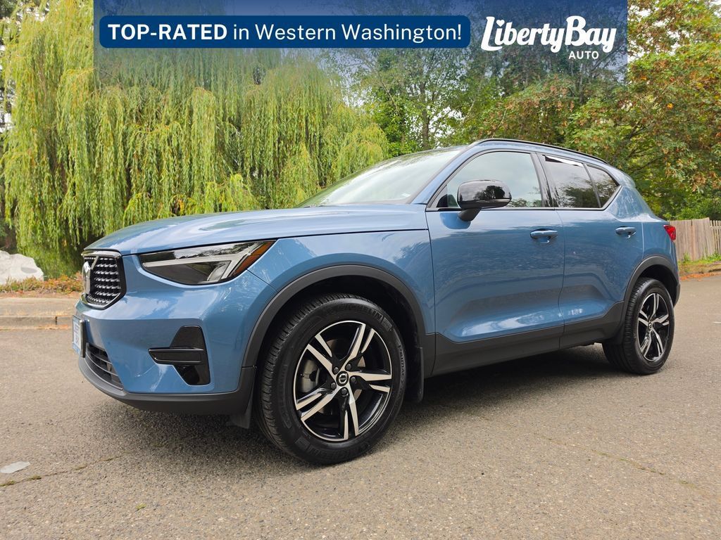 Used 2024 Volvo XC40 B5 Core AWD/4WD image 1