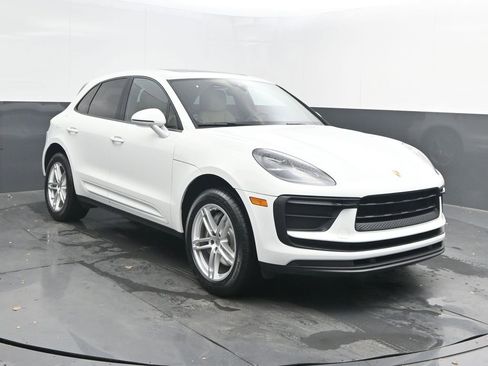 Certified 2022 Porsche Macan image 9