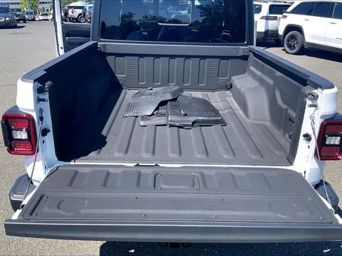 Certified 2025 Jeep Gladiator Mojave w/ Convenience Group AWD/4WD image 30