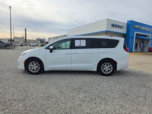 Used 2023 Chrysler Pacifica Touring-L image 7