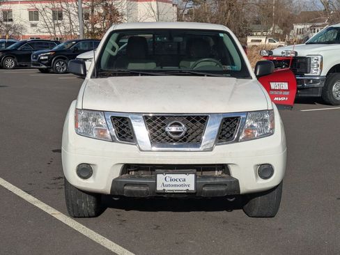 Used 2019 Nissan Frontier SV image 2