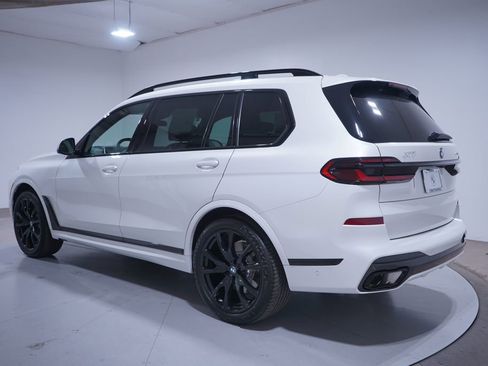 Used 2026 BMW X7 xDrive40i w/ M Sport Package AWD/4WD image 3