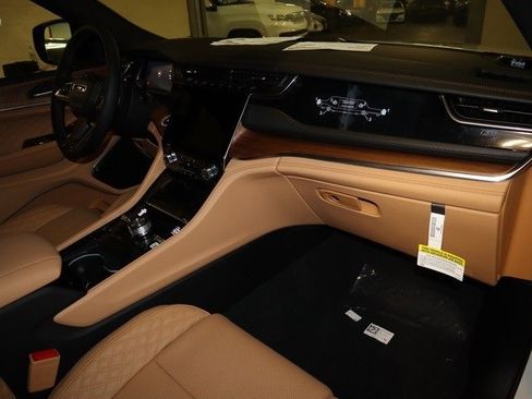 New 2022 Jeep Grand Cherokee Summit image 23