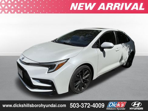 Used 2024 Toyota Corolla SE w/ SE Package FWD image 5