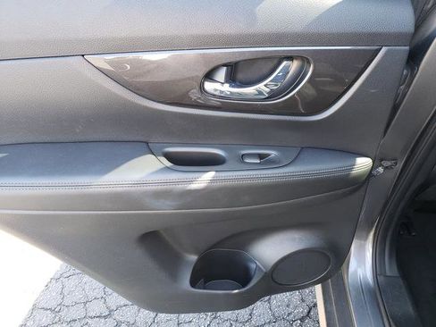 Used 2018 Nissan Rogue SV w/ Sun & Sound Touring Package image 13