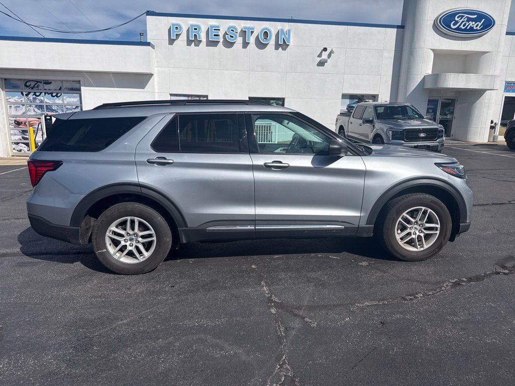 Used 2025 Ford Explorer Active AWD/4WD image 6