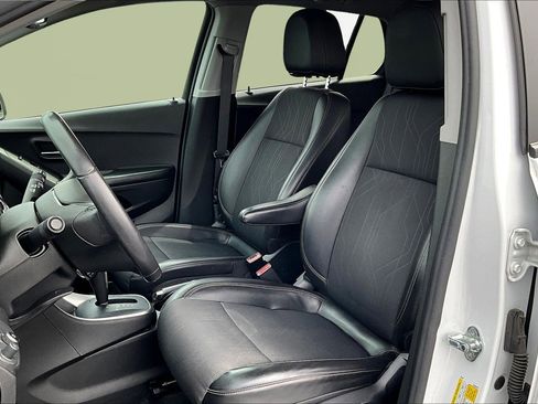 Used 2022 Chevrolet Trax LT w/ LT Convenience Package image 22