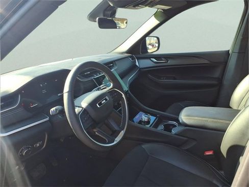 Used 2025 Jeep Grand Cherokee Altitude image 12