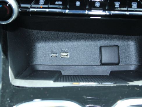 Used 2025 Chevrolet Traverse LT FWD image 26
