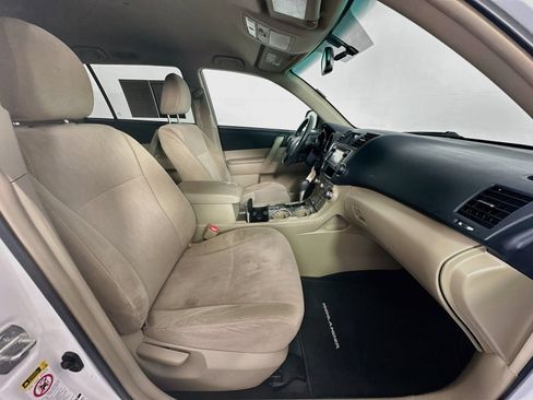 Used 2013 Toyota Highlander 4WD w/ Cold Weather Pkg image 32