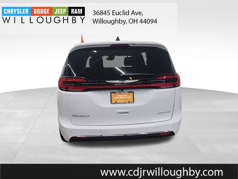 Used 2026 Chrysler Pacifica Limited image 7