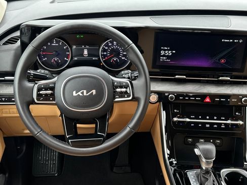 Used 2024 Kia Carnival EX image 14