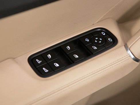 Certified 2022 Porsche Cayenne Platinum Edition image 15