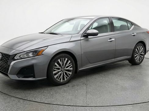 Used 2025 Nissan Altima 2.5 SV FWD image 3