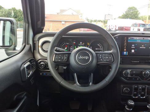 Used 2024 Jeep Wrangler Unlimited AWD/4WD image 18