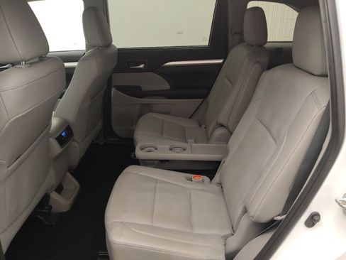 Used 2019 Toyota Highlander XLE image 18