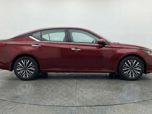 Used 2025 Nissan Altima 2.5 SV FWD image 11
