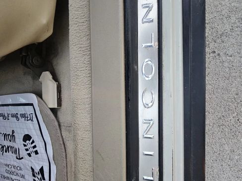 Used 2006 Lincoln Town Car Signature Limited image 22