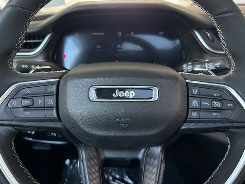 Used 2023 Jeep Grand Cherokee Altitude AWD/4WD image 15