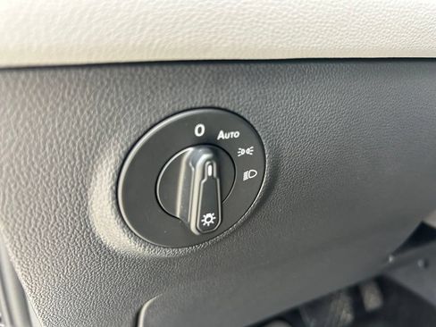 Certified 2024 Volkswagen Taos SE FWD image 48