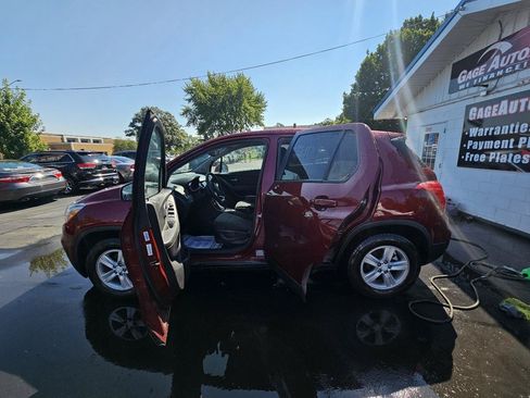 Used 2022 Chevrolet Trax LS w/ Tint and Cruise Package AWD/4WD image 23