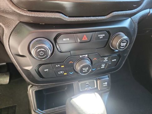 Used 2018 Jeep Renegade Latitude image 23