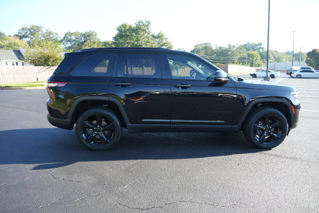 Used 2024 Jeep Grand Cherokee Altitude AWD/4WD image 9