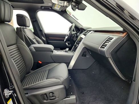 Certified 2024 Land Rover Discovery Dynamic SE image 18